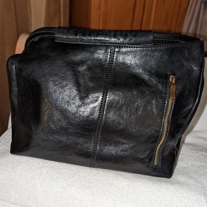 Floto black leather shoulder bag. Made in Italy.